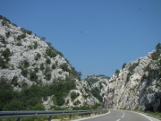 Czarnogóra - w drodze na północ - wapienne skały tworzyły malowniczą trasę 