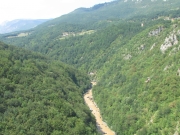 Czarnogóra - Kanion rzeki Tary - ten mały punkt przemieszczający się na linie to Sławek 