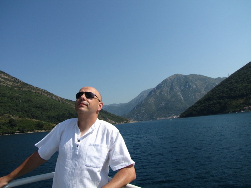 Czarnogóra - na promie na Zatoce Kotorskiej - piękne czyste niebo ... 