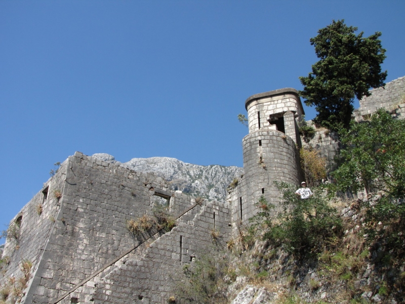 Czarnogóra - Kotor - zaczynamy zdobywanie murów obronnych - Sławek nie odpuścił żadnego zakamarku 