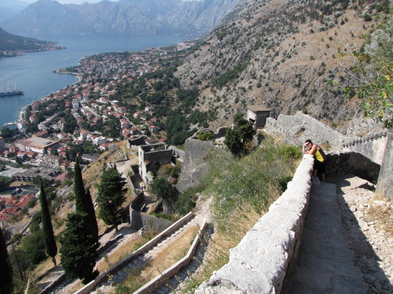 Czarnogóra - Kotor - zaczynamy zdobywanie murów obronnych - schodki ii schodki - nie było im końca 
