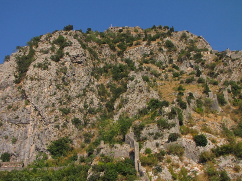 Czarnogóra - Kotor - widok na mury obronne z miasta 