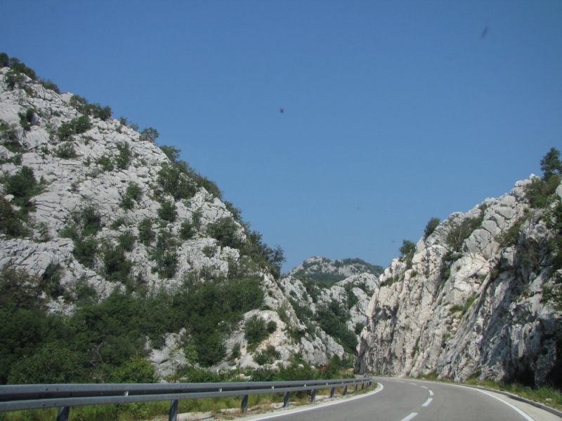 Czarnogóra - w drodze na północ - wapienne skały tworzyły malowniczą trasę 