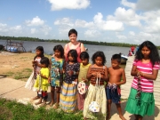 z dziećmi Indian Warao